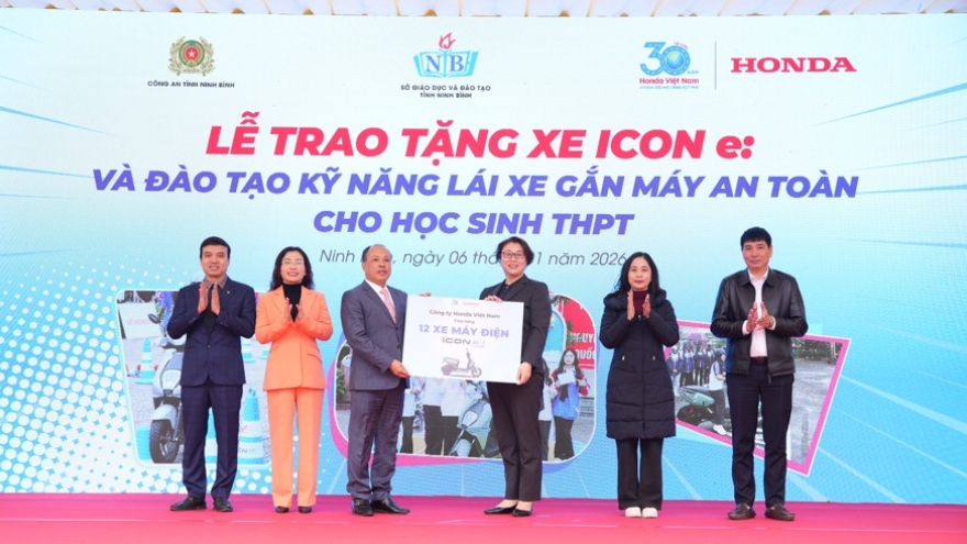 Honda Việt Nam trao tặng 12 xe gắn máy điện Honda ICON e: cho tỉnh Ninh Bình